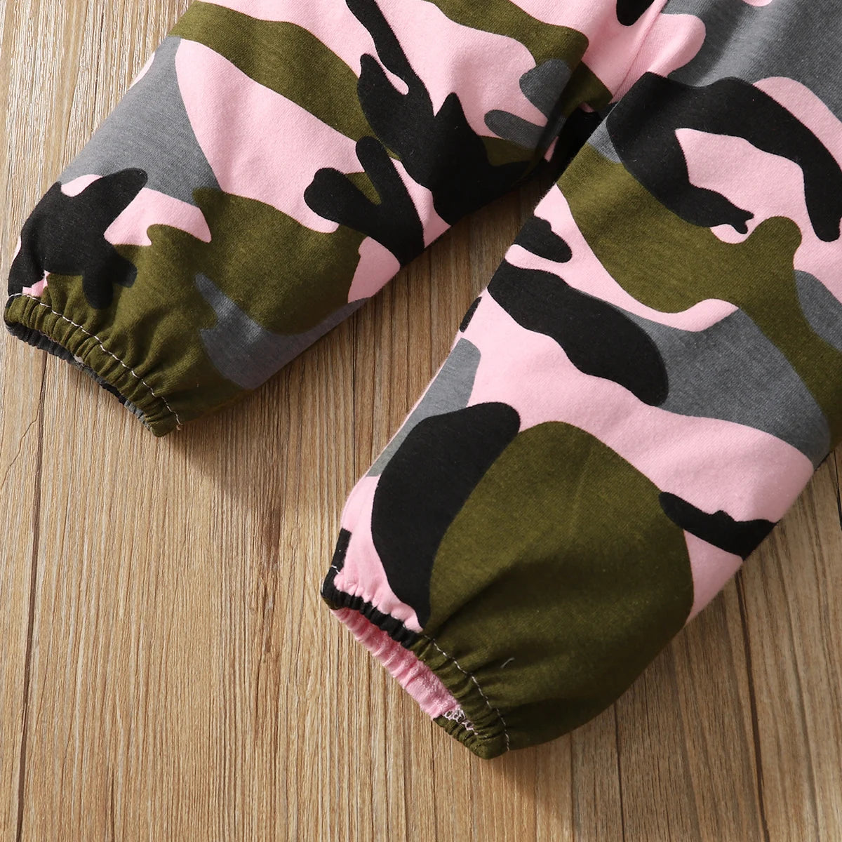Bambino's Camouflage Romper Broek En Strik Set