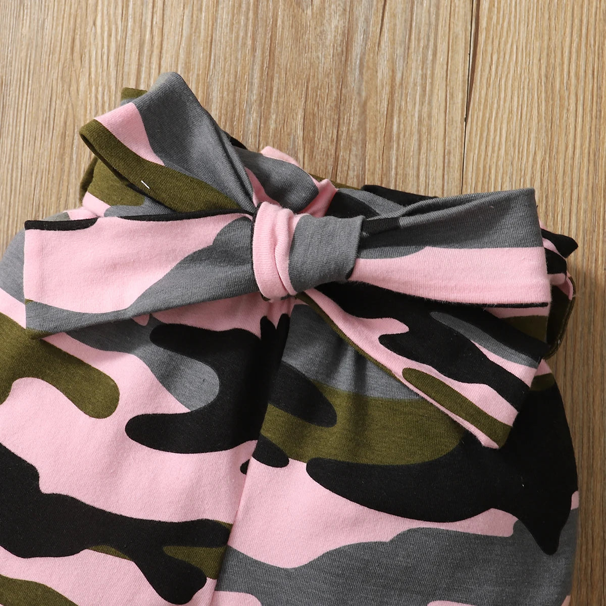 Bambino's Camouflage Romper Broek En Strik Set